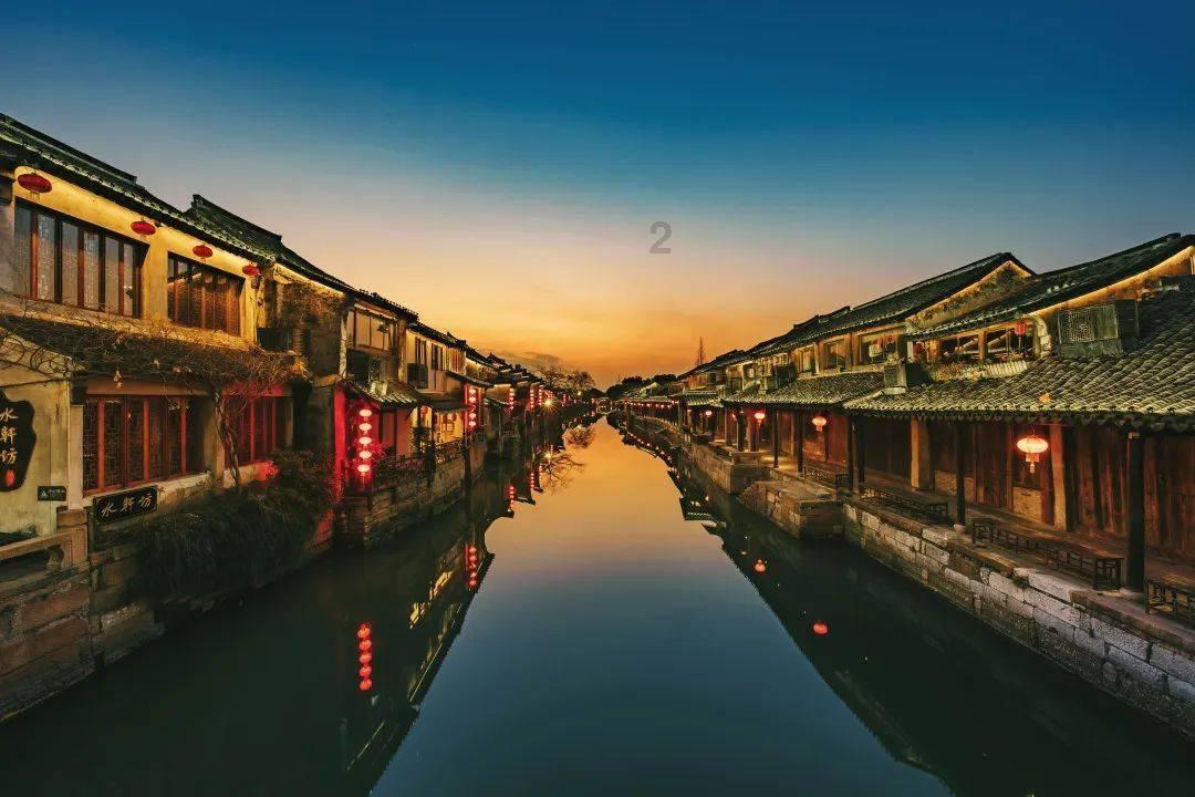 南登杜陵上，北望五陵间。秋水明落日，流光灭远山